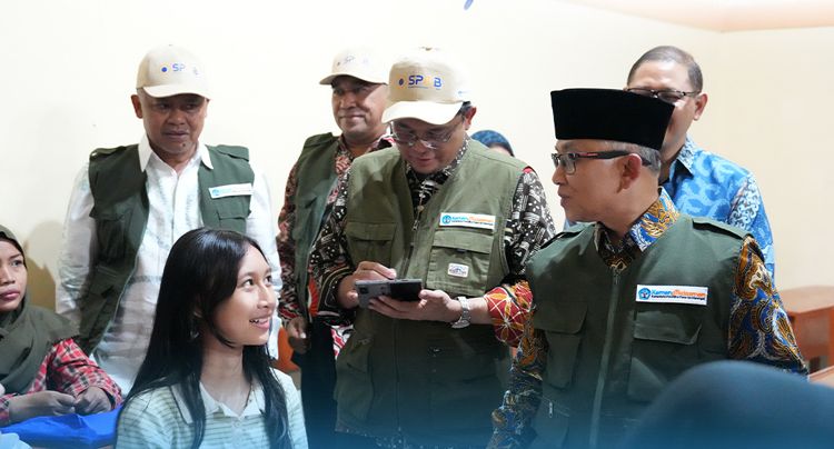 Wamendikdasmen Pantau Langsung SPMB di Surabaya